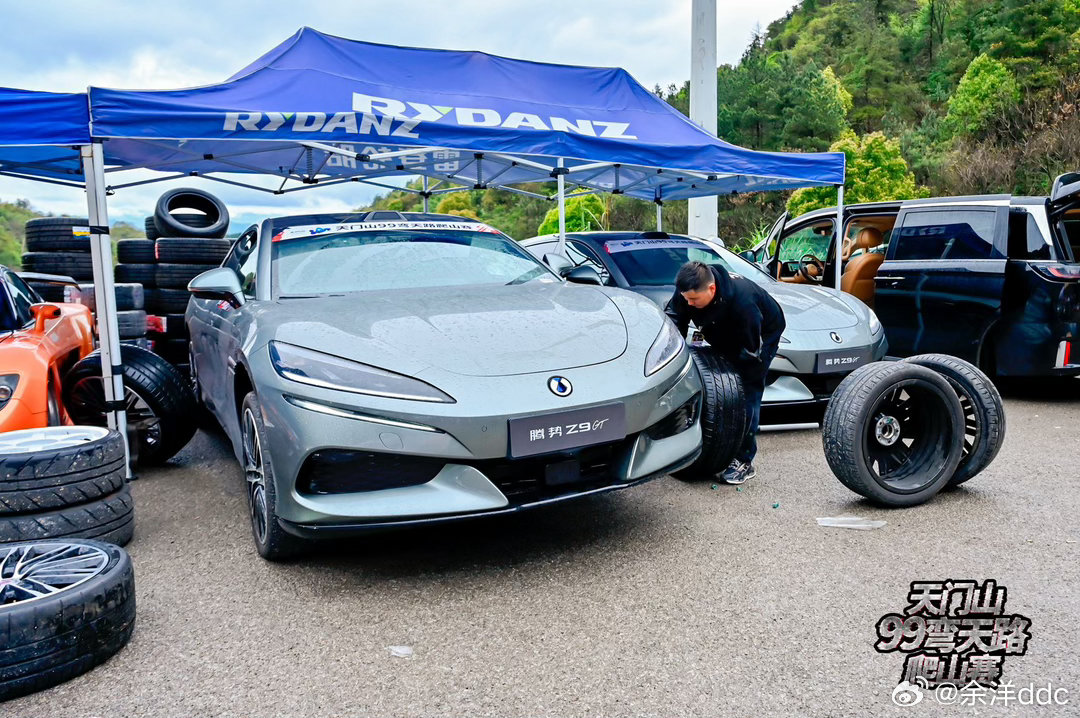 腾势Z9GT之前去了贵州村GT，我印象比较深刻的是漂移过弯，一般来说漂移还是很有