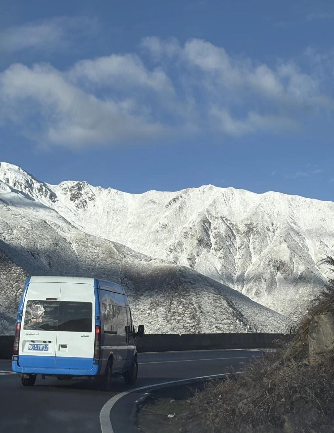 凌晨四点自驾前往四姑娘山，还是堵了
方向盘一转，从成都闯进“东方阿尔卑斯”的童话