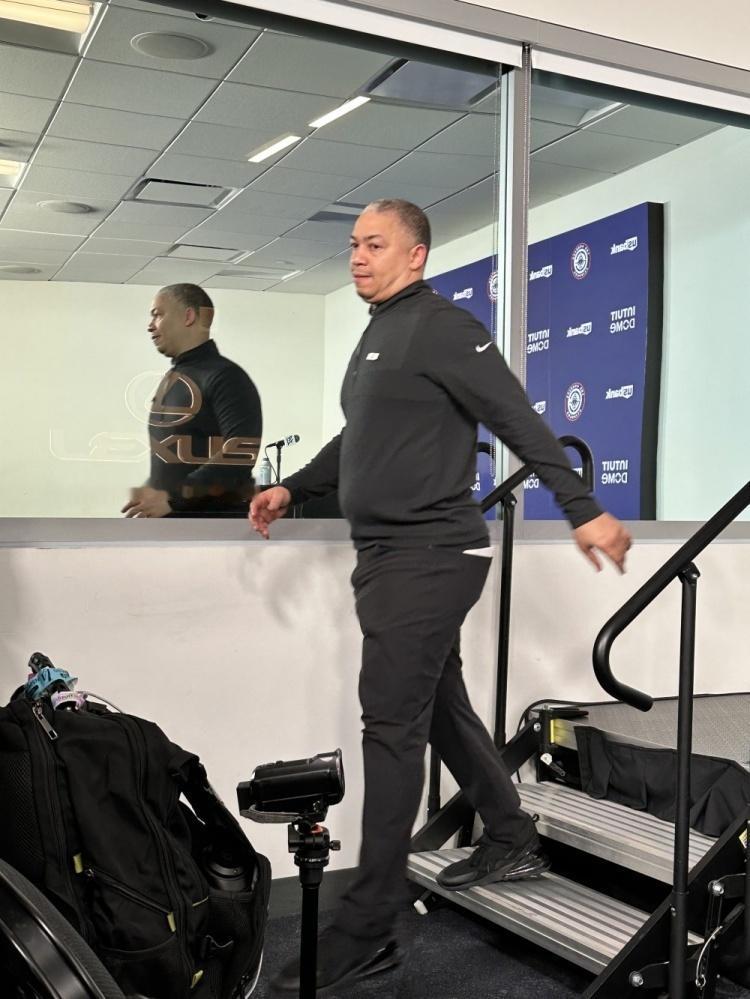 真是被泰伦卢的赛后采访气笑了！
提到对祖巴茨下半场的使用，说什么“我们刚开始用传