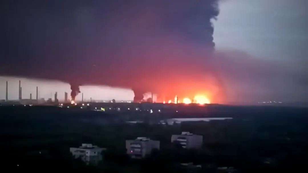 乌克兰这回是真下死手了！

一夜之间，陶里亚蒂化工厂被烧，奥廖尔电子厂被炸，别尔