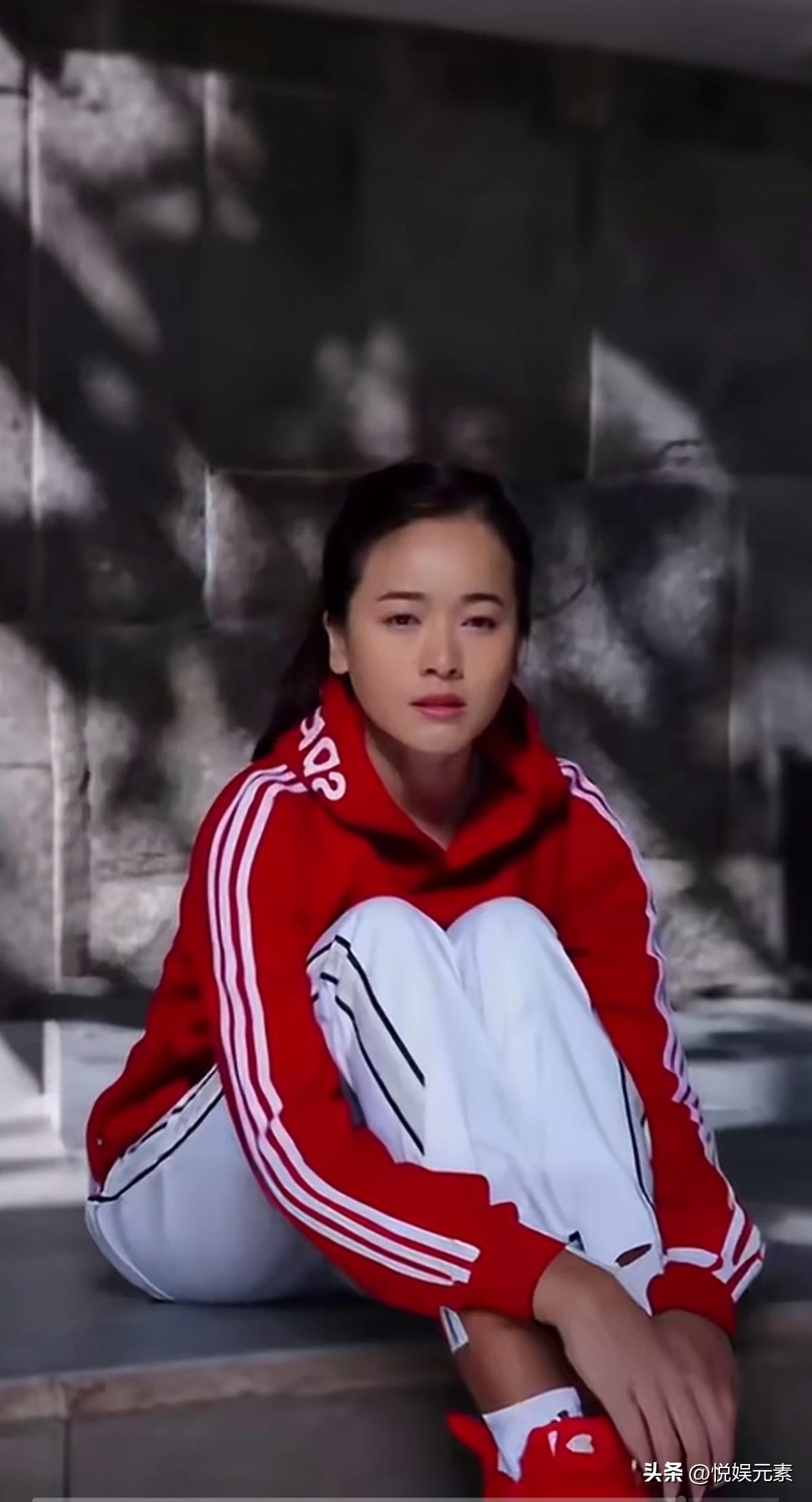 当年的左小青，清纯羞涩，不可方物。
而且还是体操冠军，
被大导演姜文相中，带入娱