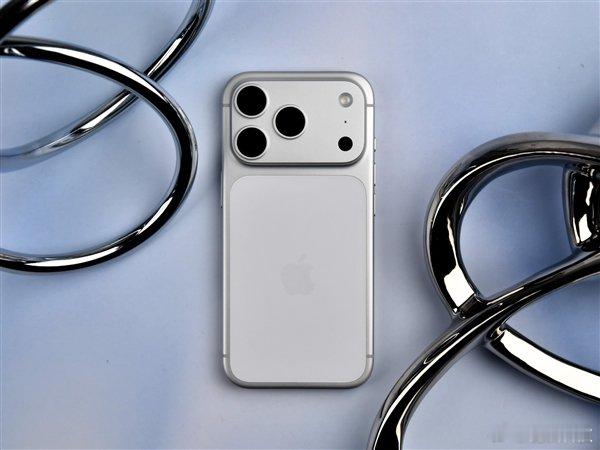 现在买iPhone17还来得及吗 在今年国产旗舰手机纷纷涨价的背景下，苹果不涨反