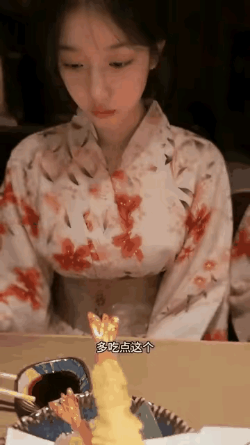 铜雀春深锁二乔。