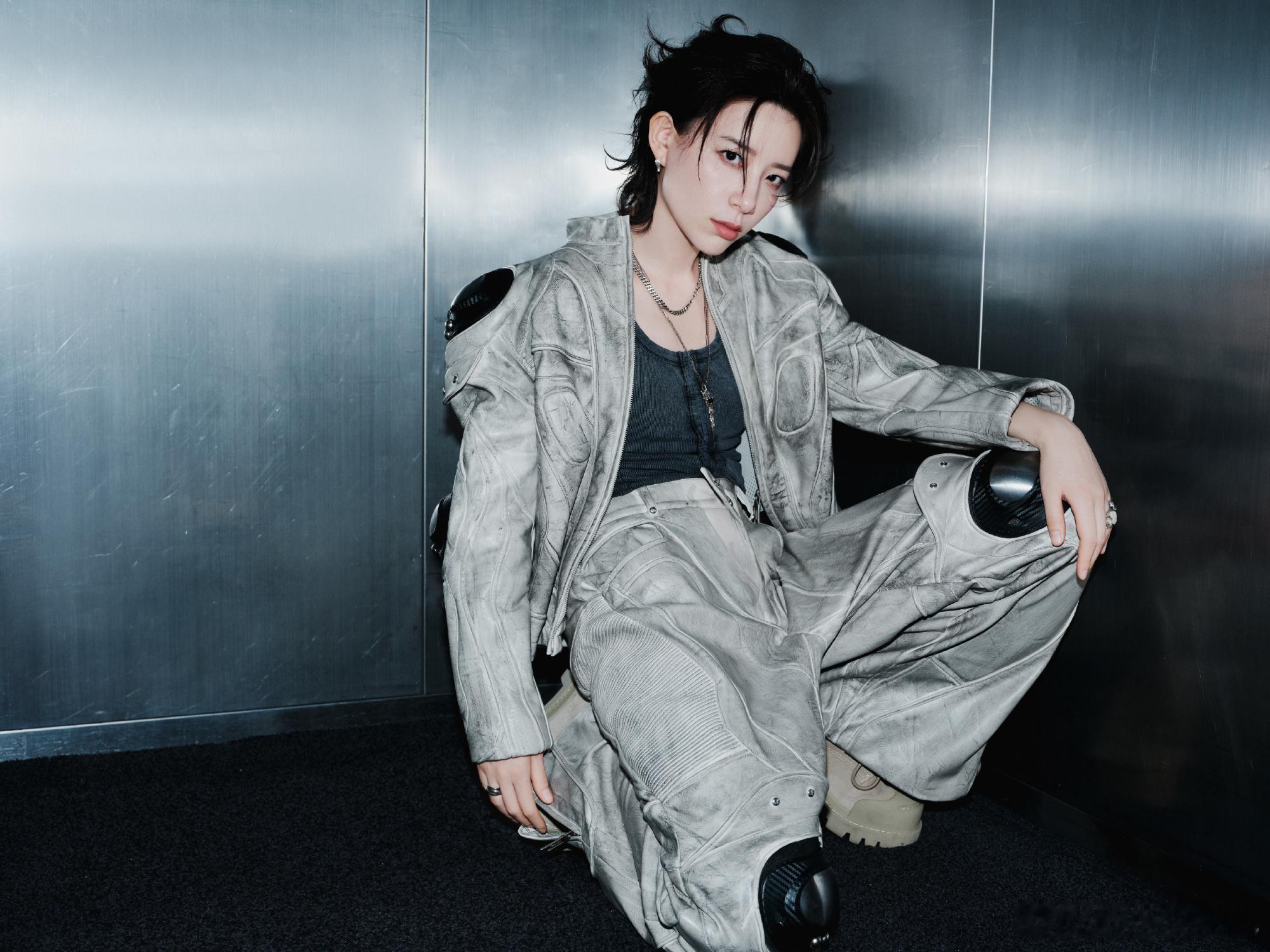 李斯丹妮风格大变 这次风格转变的深意，在于李斯丹妮主动打破了外界对她的固有想象。