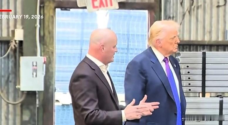 特朗普总统亲临工厂，声称正是关税让工厂起死回生。

特朗普:“这位先生拥有一家很