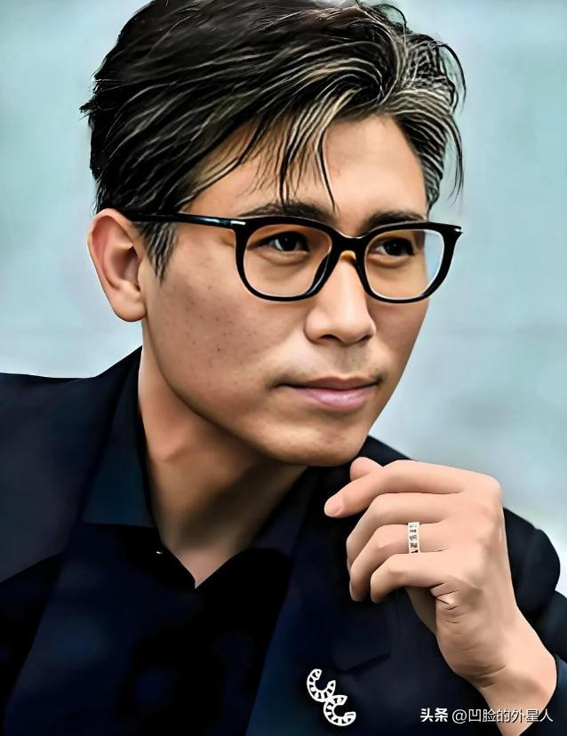 51岁，5个孩子，一对双胞胎，还有一个是妻子带来的。李乃文的担子，比我们想的重太