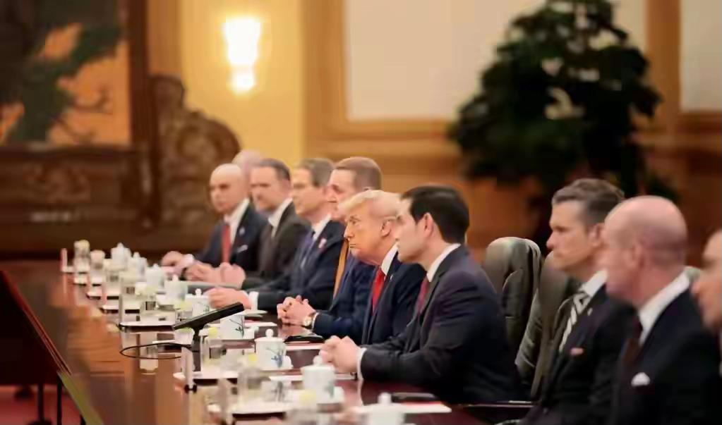 美国以退为进，武装他的爪牙合围中国！

美国现在换打法了。他自己不直接上来跟你硬