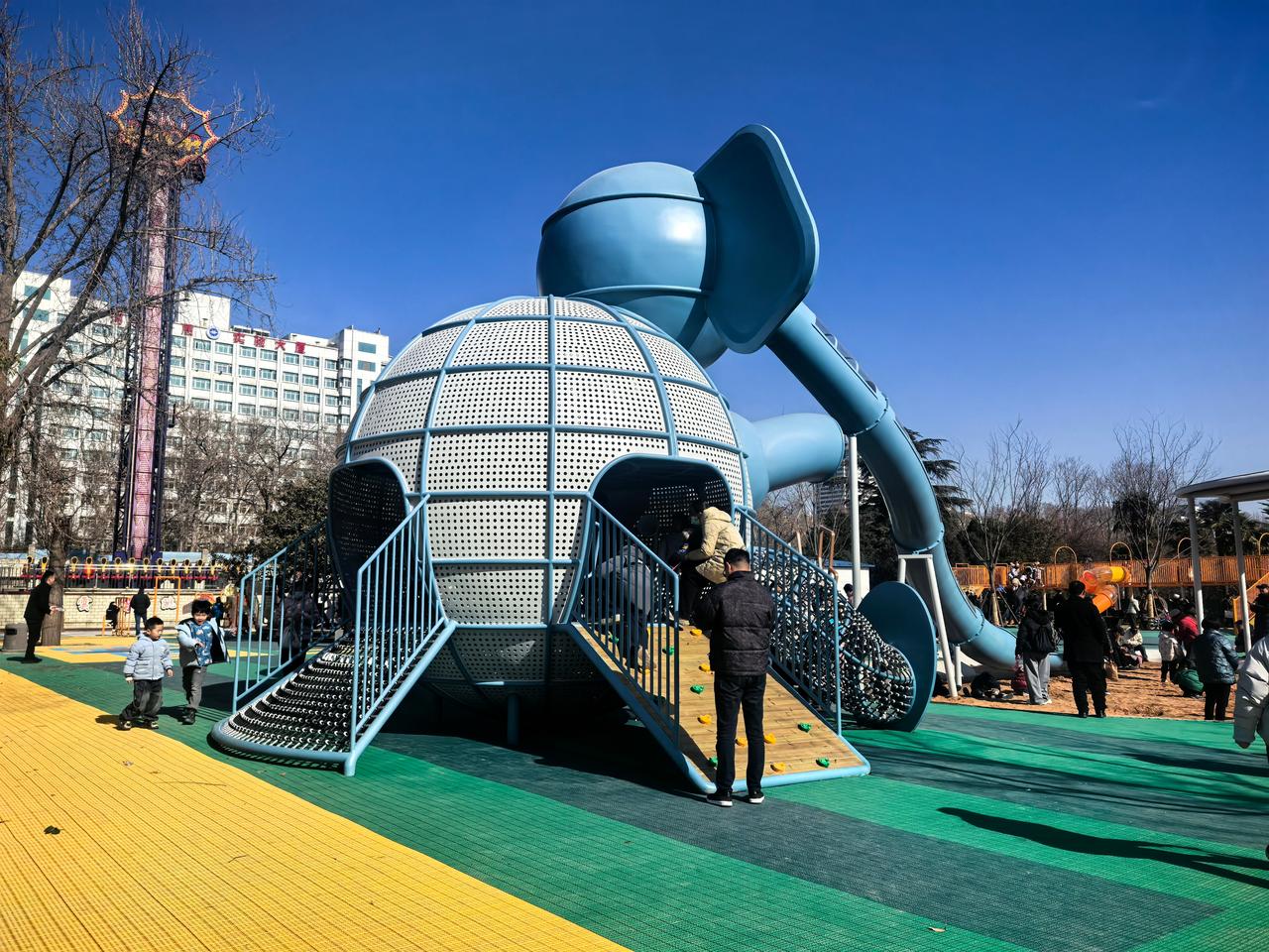 过年人民公园里小朋友真多，新添“小象乐园”，免费游乐场受欢迎。
今年的春节假日，