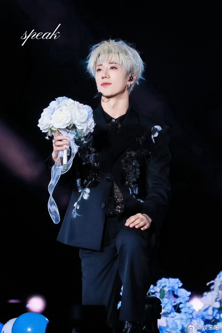 超燃现场吃到鹭卓从新疆带的馕了以后不吃醋只吃鹭卓超燃的馕 鹭卓亲手送的馕太惊喜了