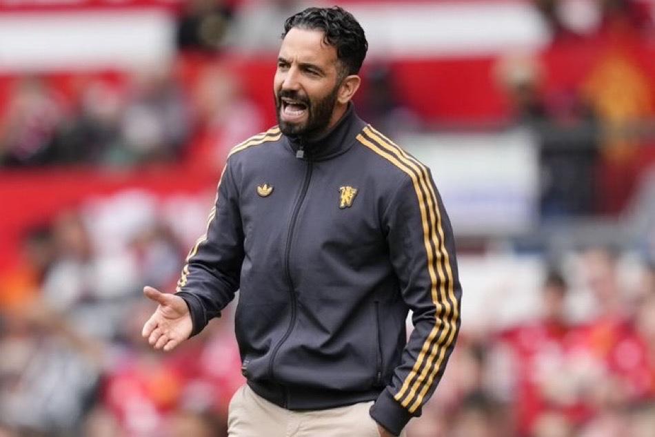 我记得以前有个广告：治痔疮，贴肚脐。
阿莫林冬窗解决曼联中场问题的方案是：买前腰