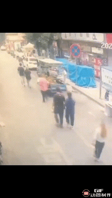 “你就是图我的钱！”山东发生了一起恶性的刑事案件，一个男子将女友残忍杀害，送到医