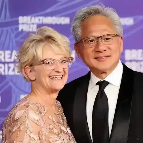 AⅠ之父黄仁勋的美籍太太，被视为他事业身后“美丽的黄菊花”
 
世人仰望黄仁勋缔