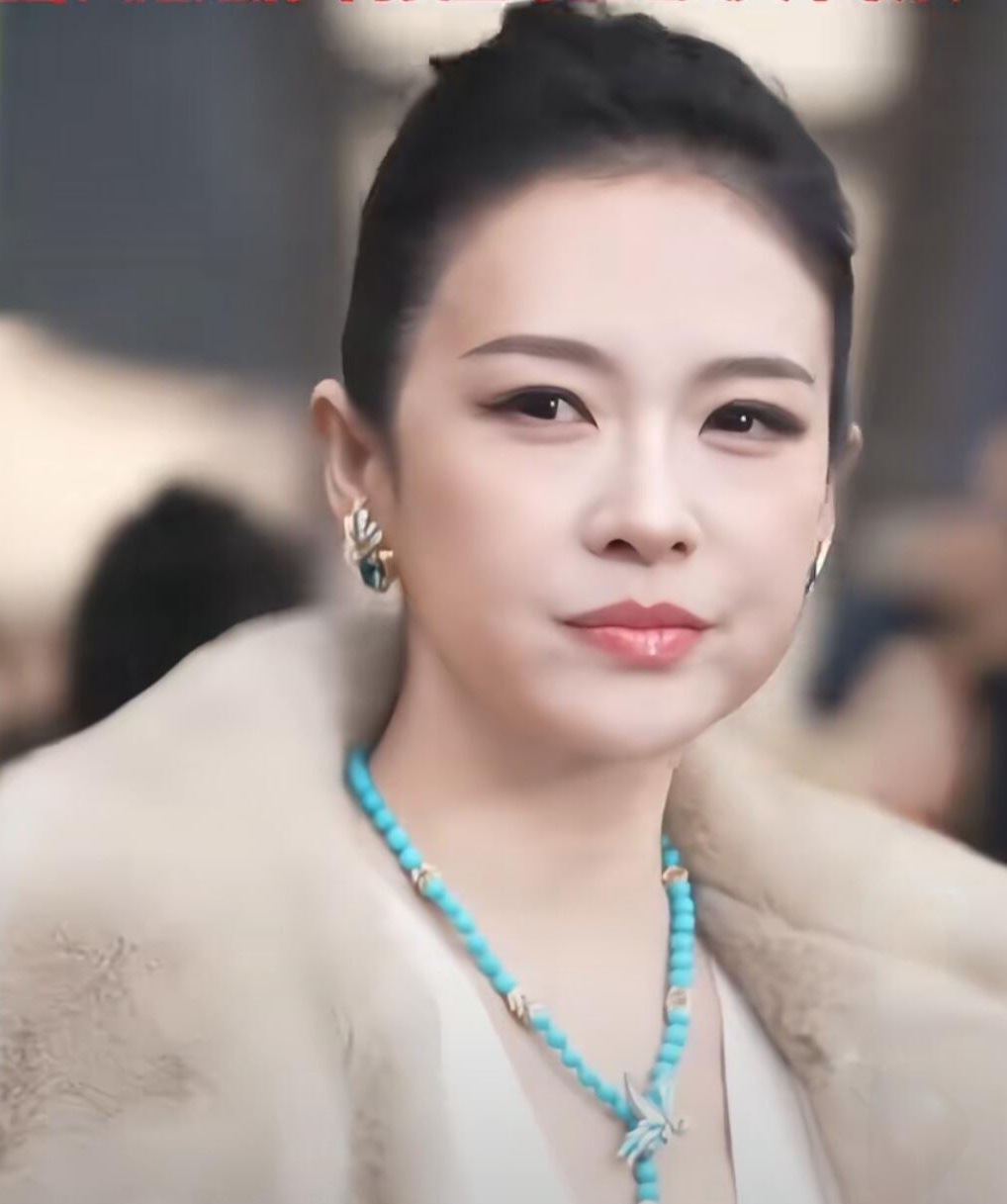 章子怡脸咋了 那还能咋了，她已经47岁了，老了胖了不是挺正常的。女人40岁以后就