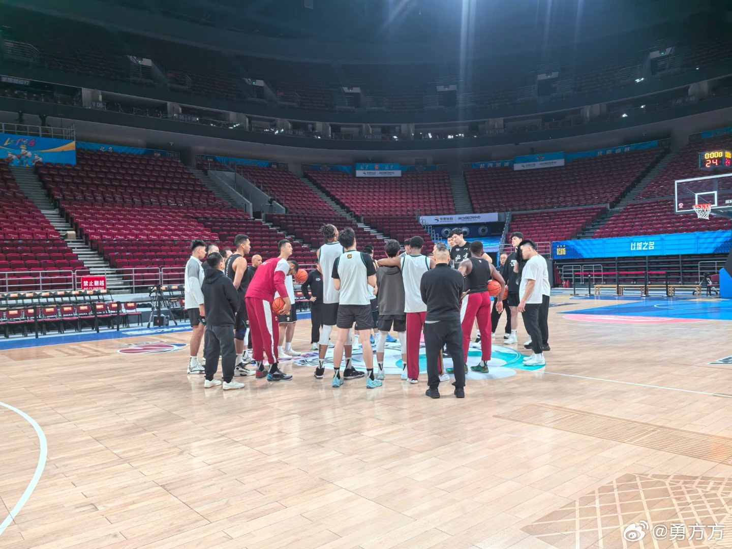 北京首钢 赵睿大概要缺阵两周左右，至于他是不是另一条腿受伤，许指导和队医都说是，