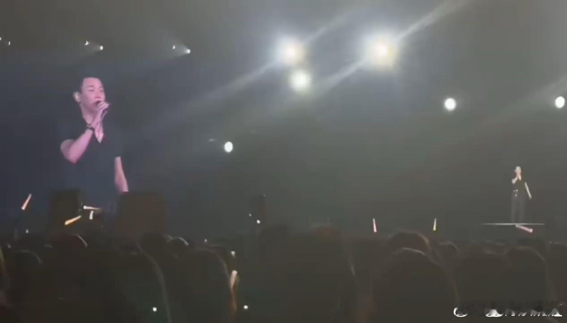 陶喆在舞台上找火锅店服务员陶喆演唱会现场寻人，问昨天火锅店服务员Sarah是否在