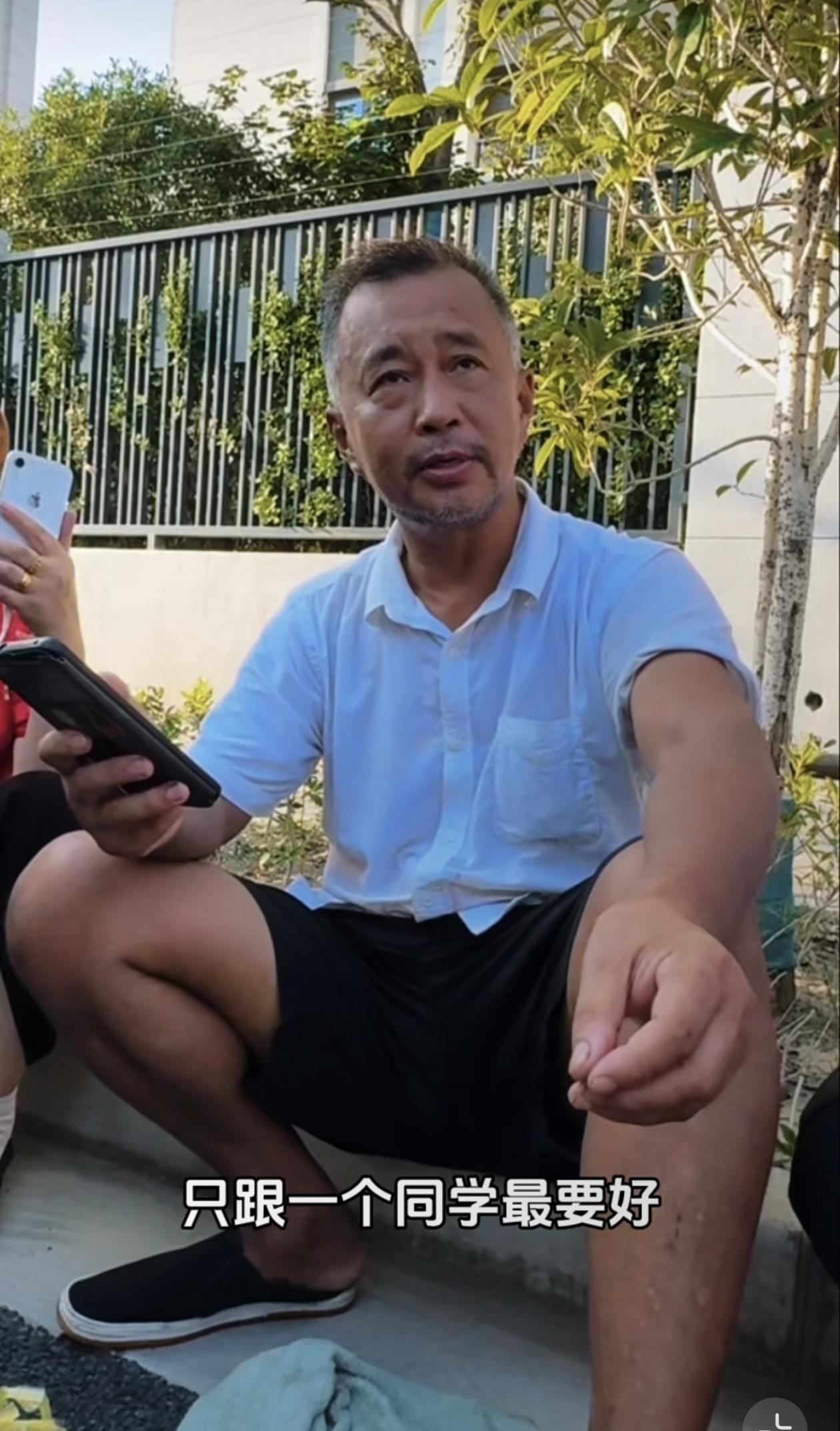 沈巍说当年他上审计班的时候，只跟一个同学最要好，当时他们出了两个神经病，一个是他