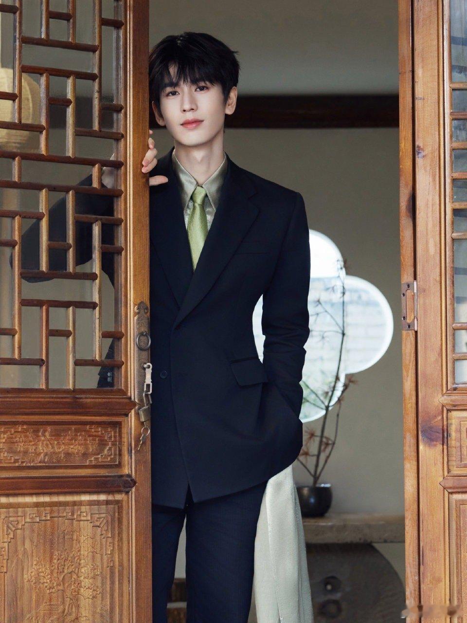 张凌赫视界大会上班卡 黑西装搭配绿色衬衫领带，是从屏幕里走出来的何苏叶没错了！清