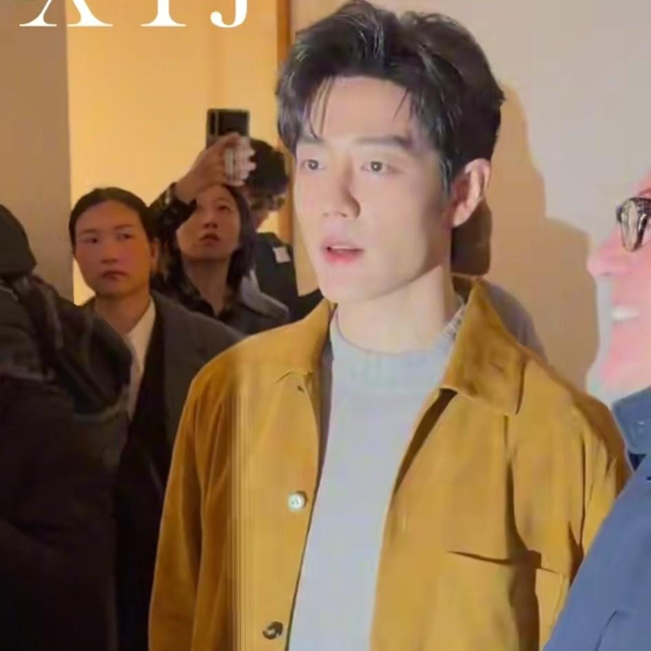 肖战米兰时装周现场视频出来了
看完了才发现
不是谁都能做大明星的，就这一点，一般