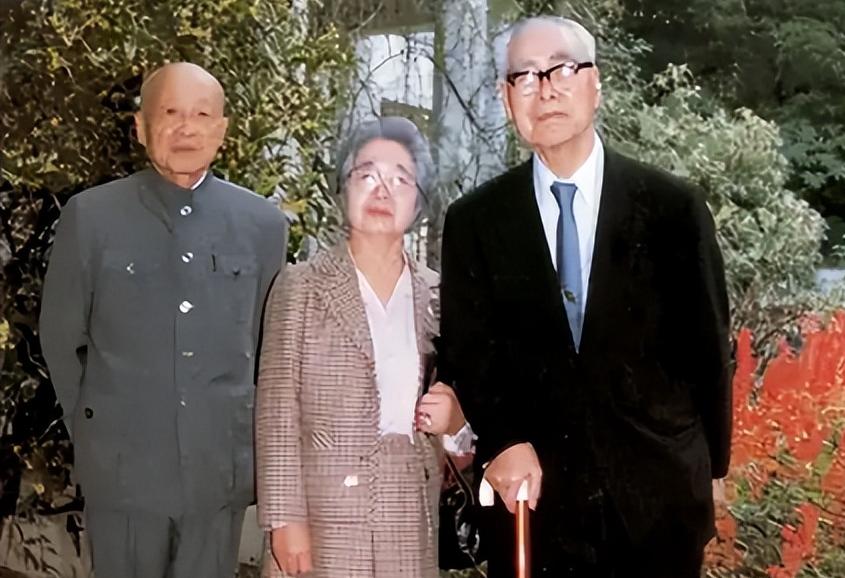 1928年，日本富家女松本米子不顾家人反对，嫁给中国数学家苏步青。婚后生活清苦，