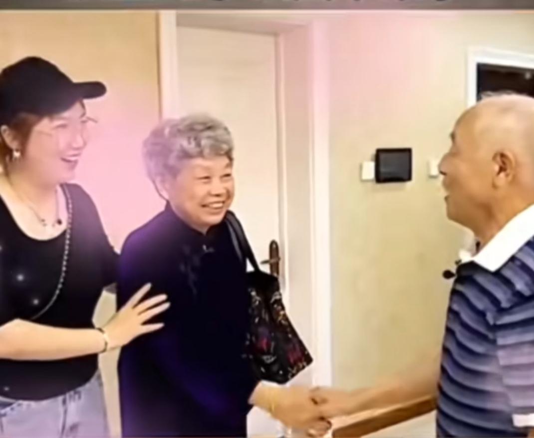 老伴刚去世二十三天，老大爷就着急相亲另一个漂亮老伴了，他说反正她已经走了，回也回