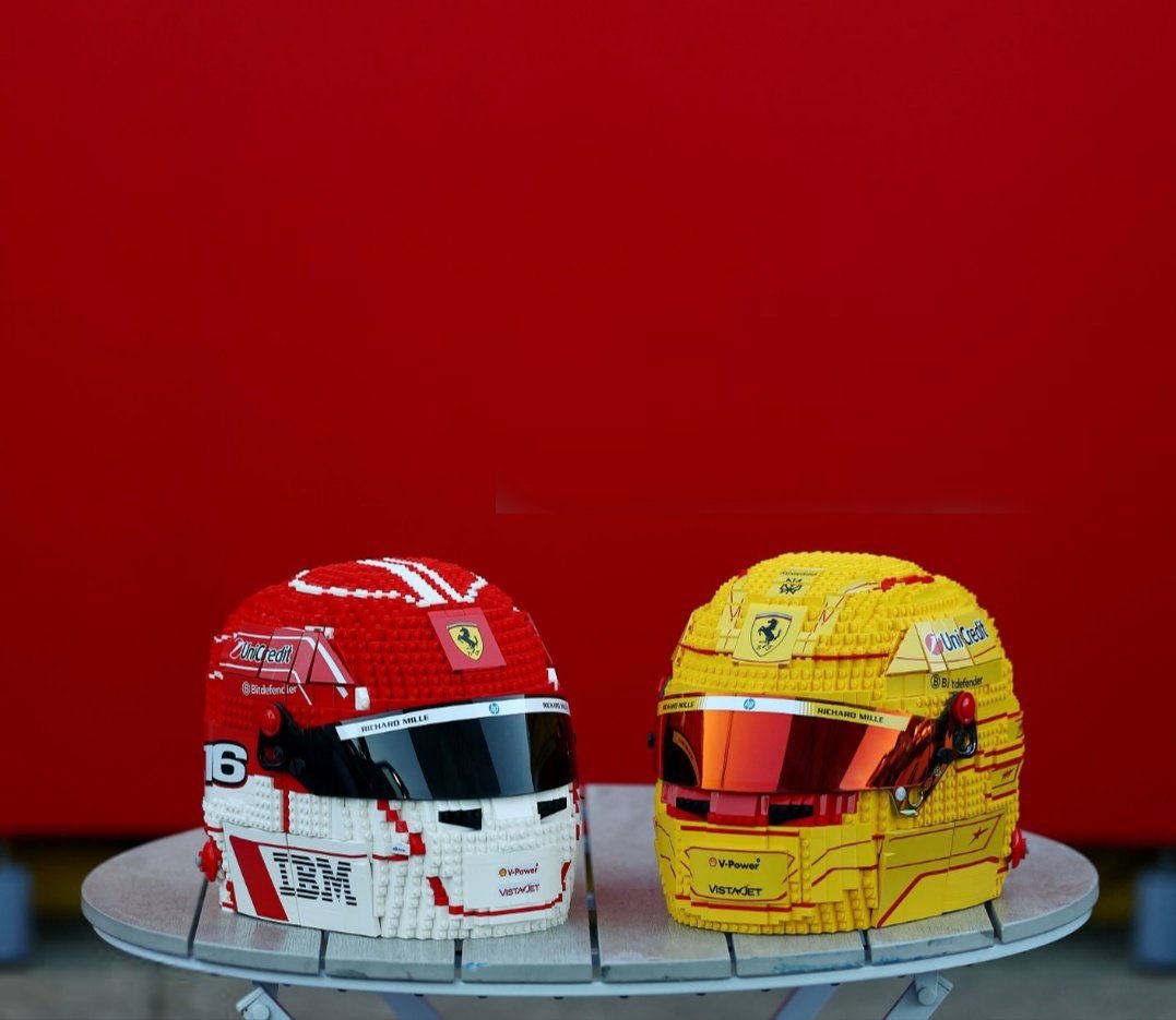 汉密尔顿和勒克莱尔拎着由乐高积木1:1拼装而成的赛车头盔👀F1赛车2026F1