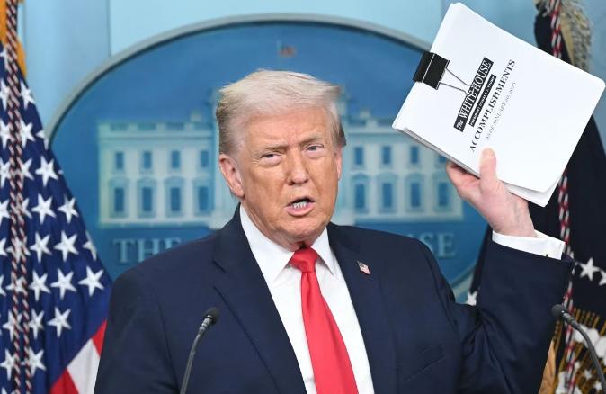 突发消息！特朗普直接摊牌了，强调他组建的和平委员会完全可能取代联合国。
 
之前