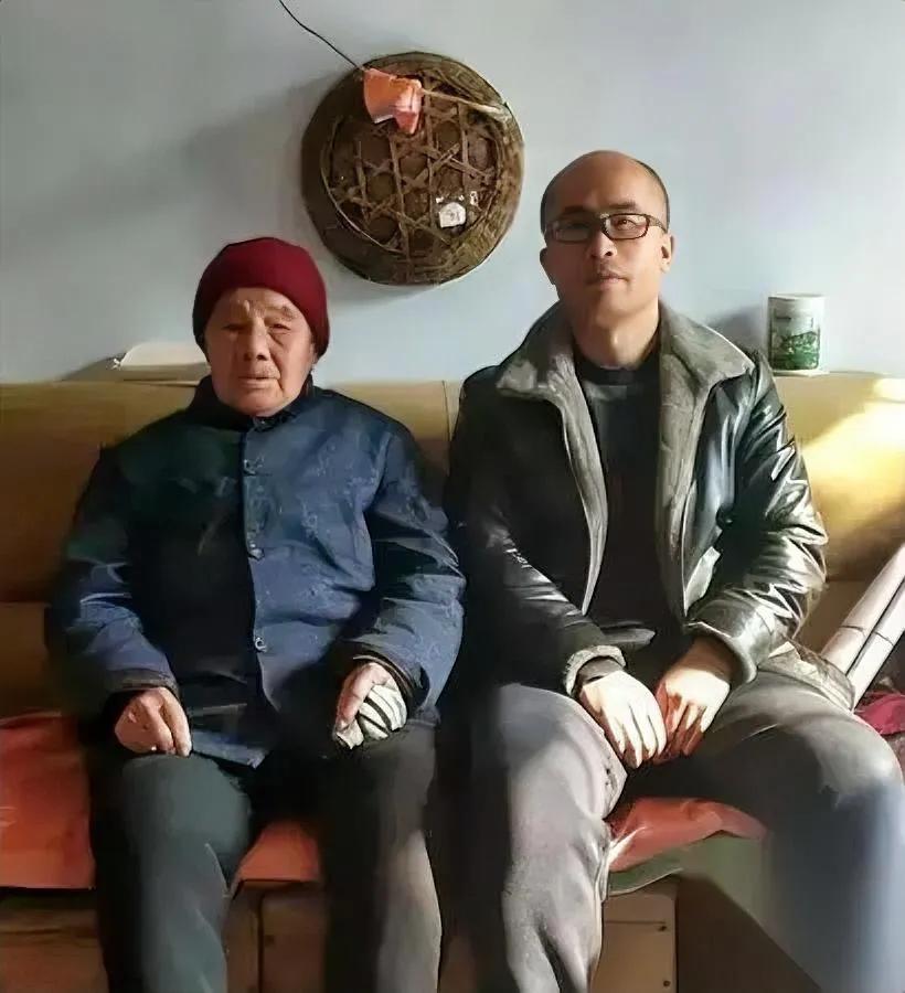 95年山东一男孩

每天走30公里上学

后来的报恩方式你绝对想不到。

当时他