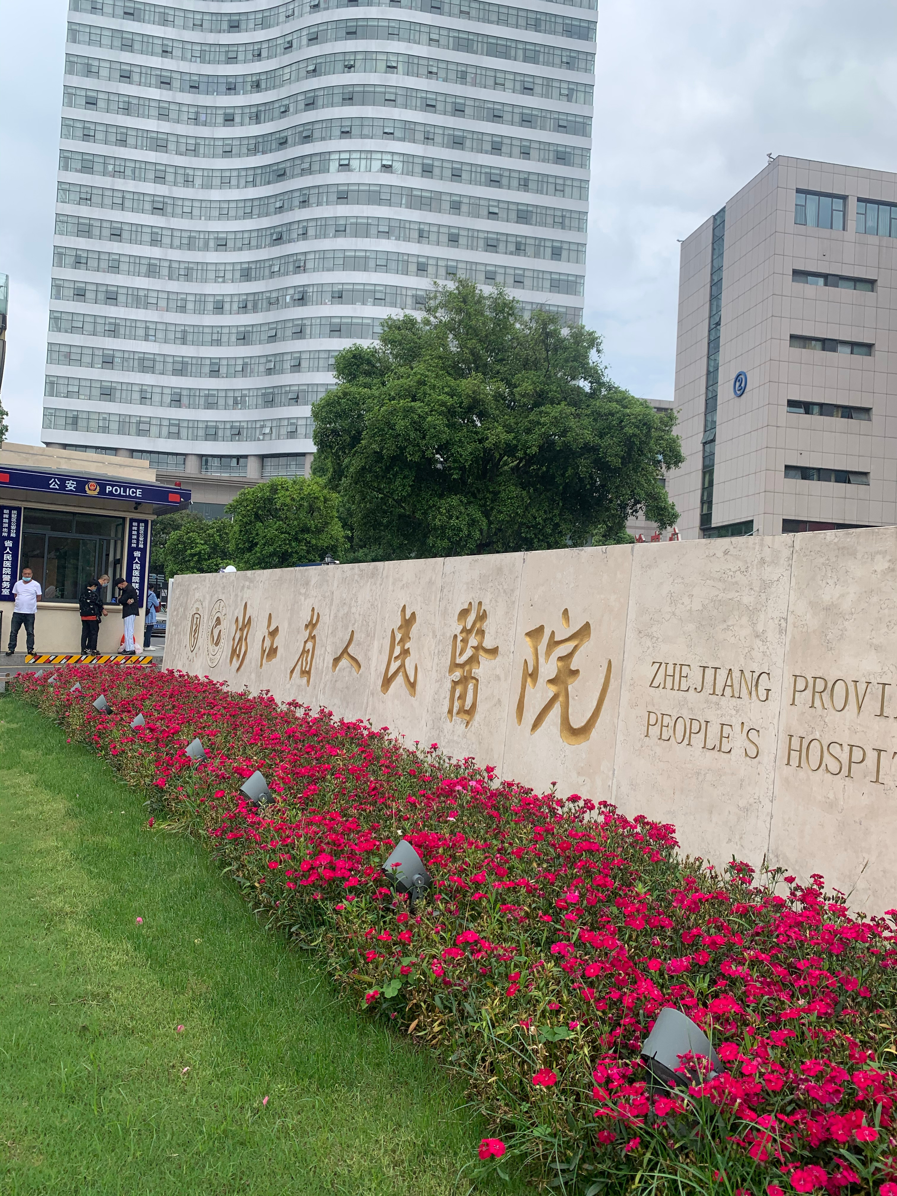 #终于知道为什么医院的空调打那么低了# 这几天逛了几家大型的商超，印象是制冷效果