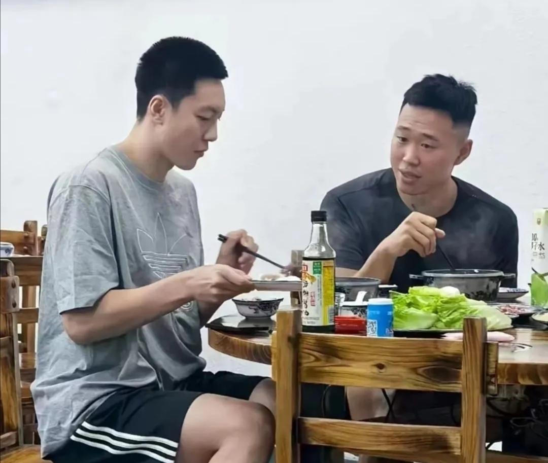 老友小聚！胡明轩贺希宁打卡网红店，赛场对手亦是少年兄弟
 
亚运会赛事落幕，胡明