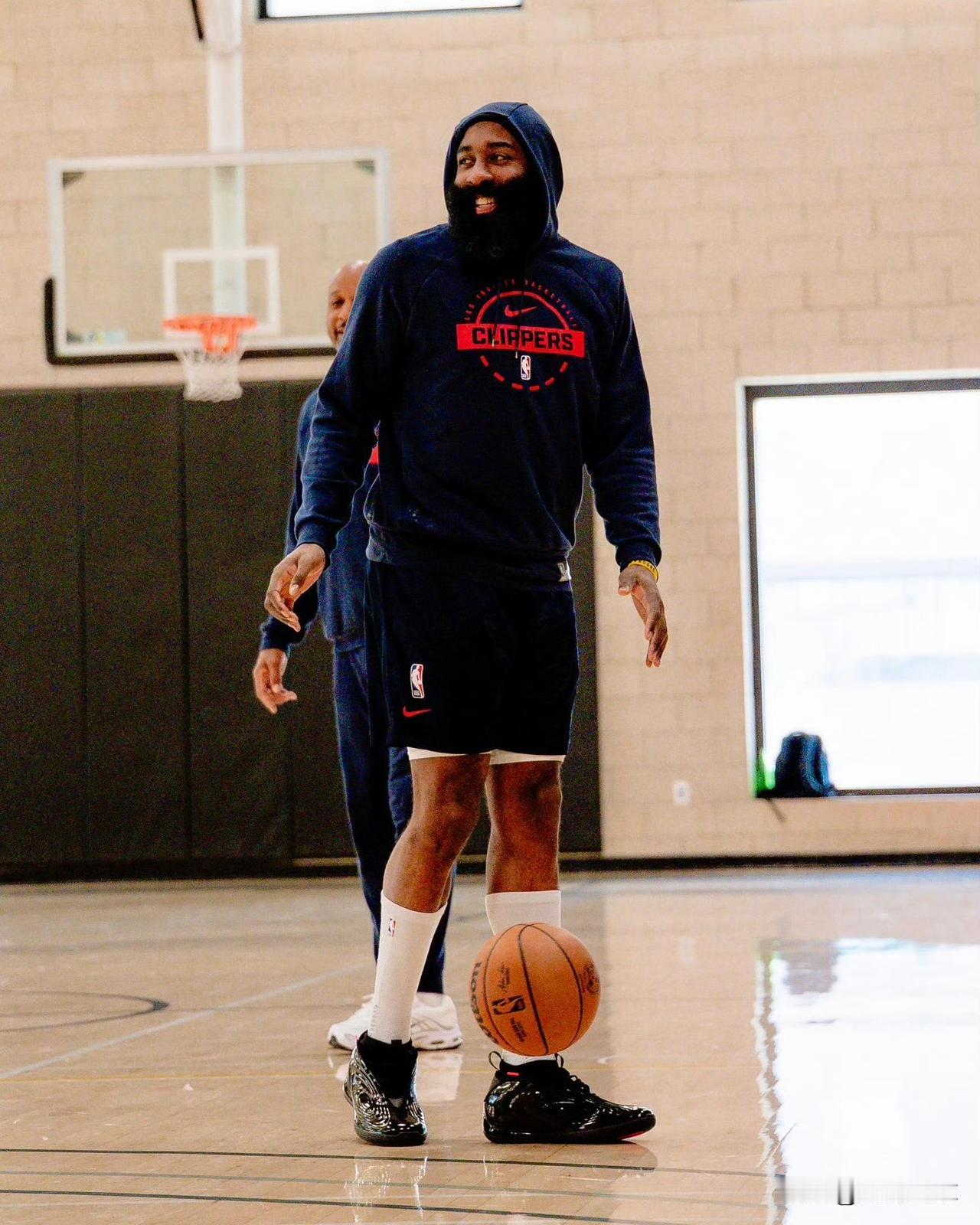 快船客场训练组图曝光，赛前采访氛围极佳！

明天上午十点，快船将在客场挑战西部劲