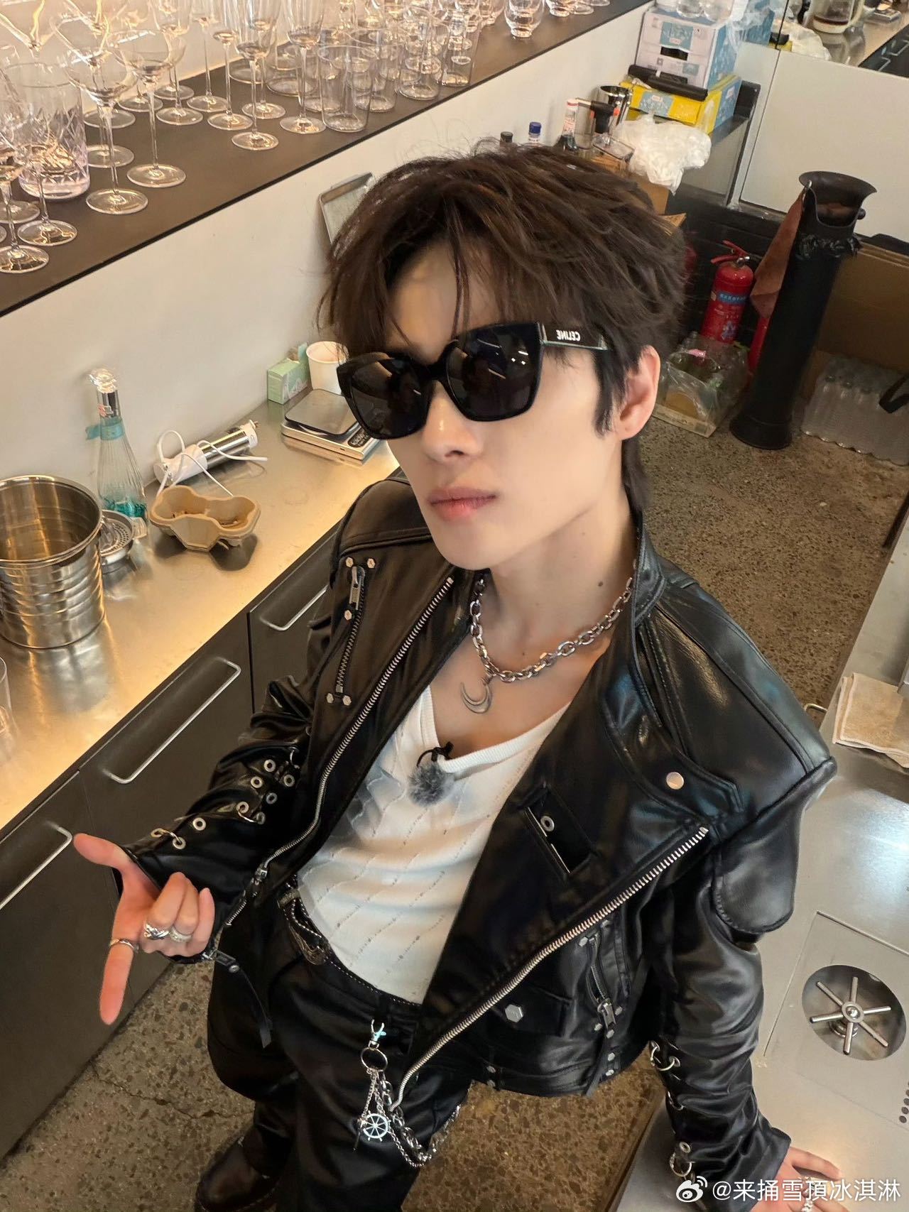 井胧翻白眼笑死我了井胧人形弹幕机风华合伙人安静帅哥秒变人形吐槽机，井胧这个白眼真