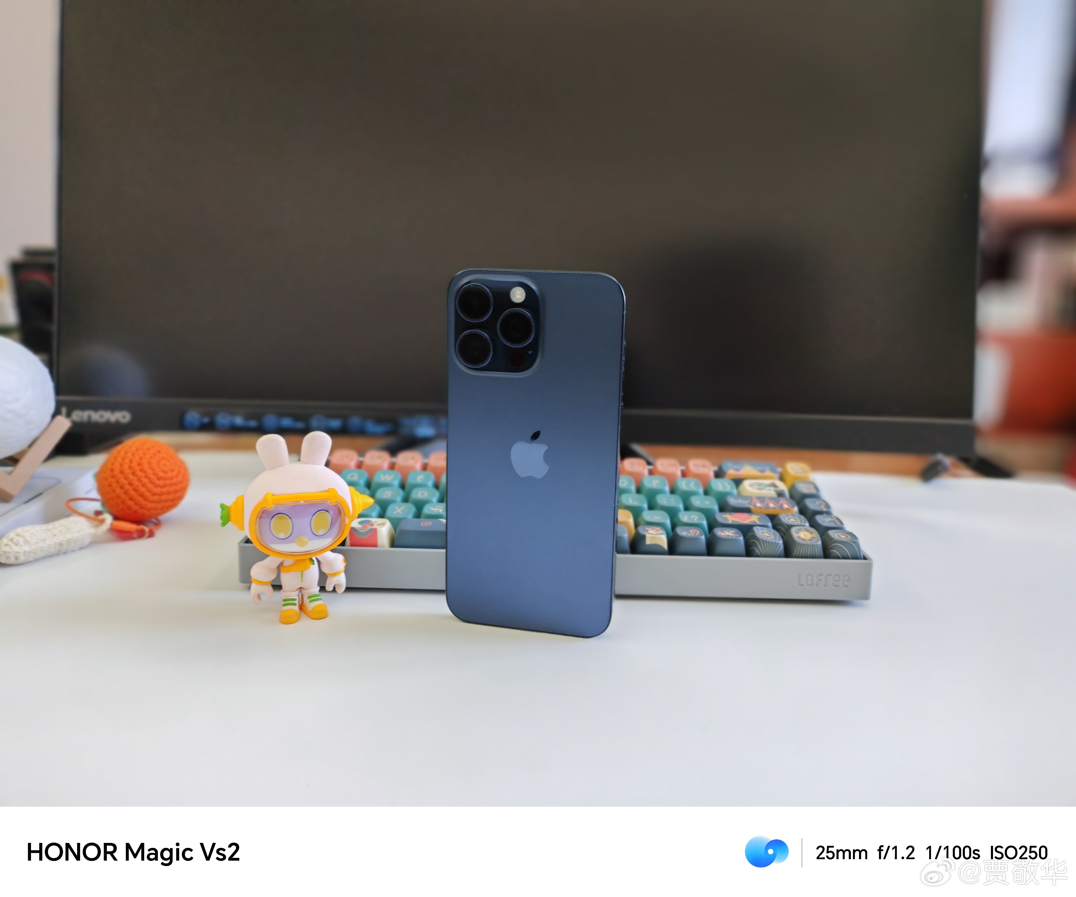 买了一部被网友称为非常丑的蓝色iPhone15 Pro Max，换个手机壳不就美