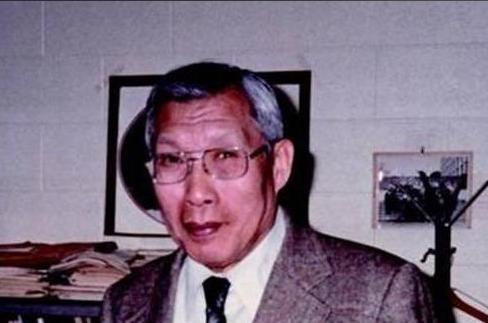 1950年春，北大一位教授悄悄把家里米缸加满了米，装出一副还要回来的样子。留下一