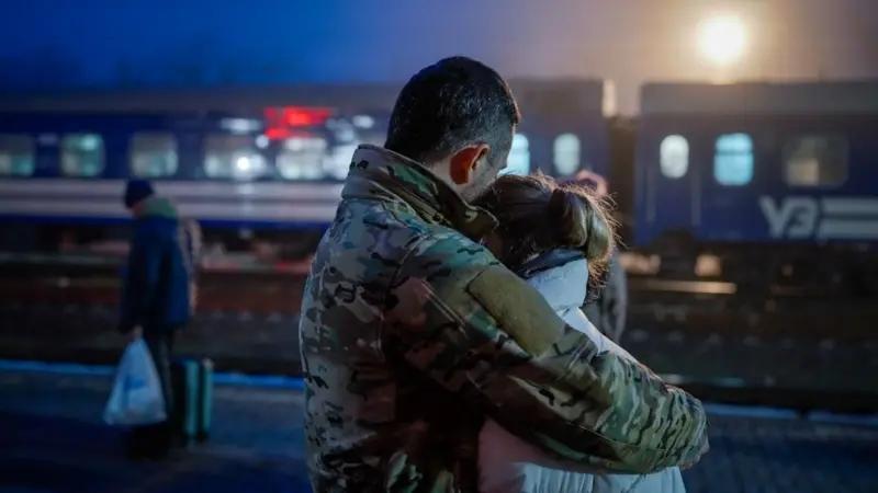 相信爱情 莎莎（Sasha）正搭乘一列夜车，深入战区。这位22岁的女孩乘坐在这列