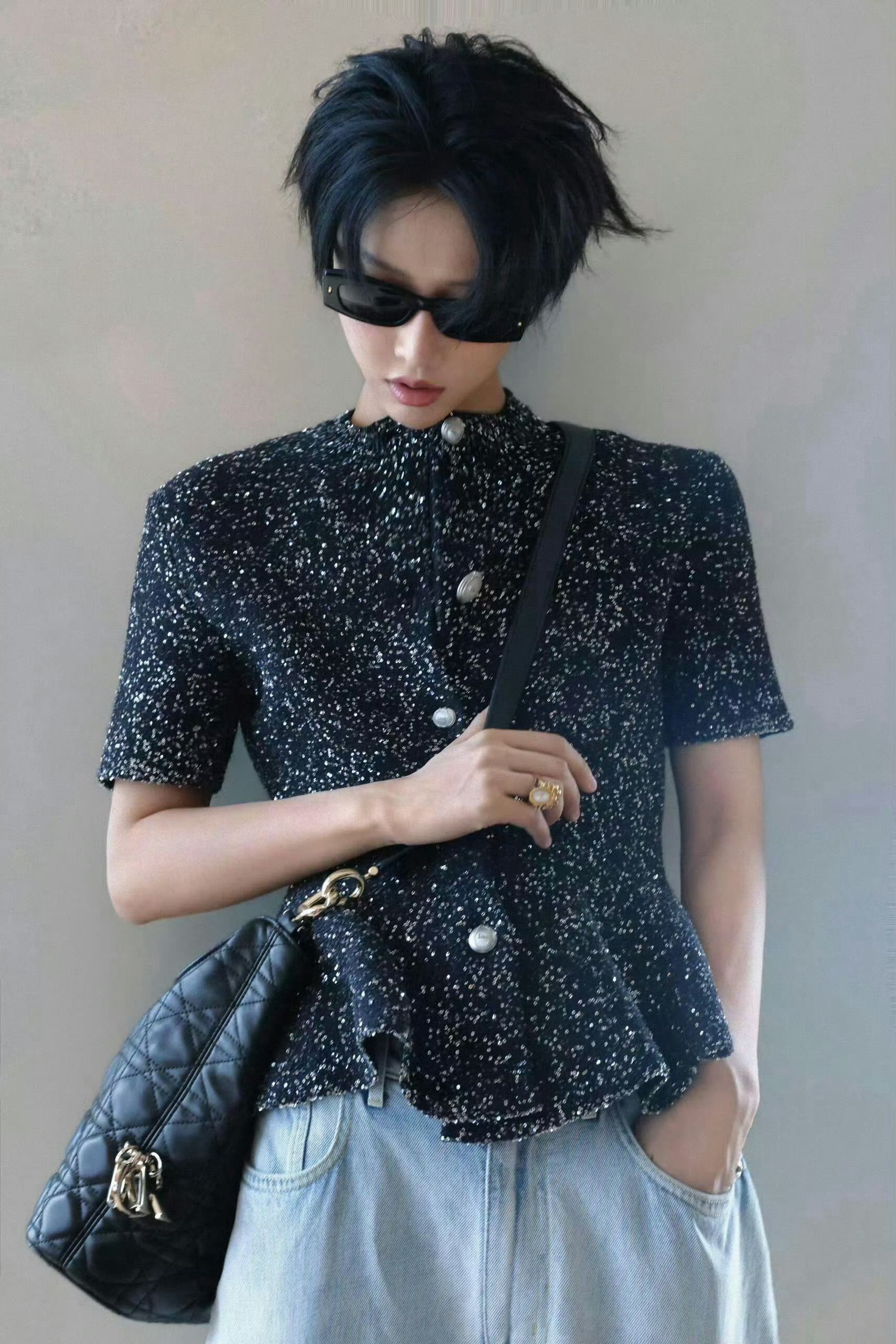 刘雨昕 in Dior 📷👜  身穿品牌2026秋冬系列，细闪的上衣配牛仔裤