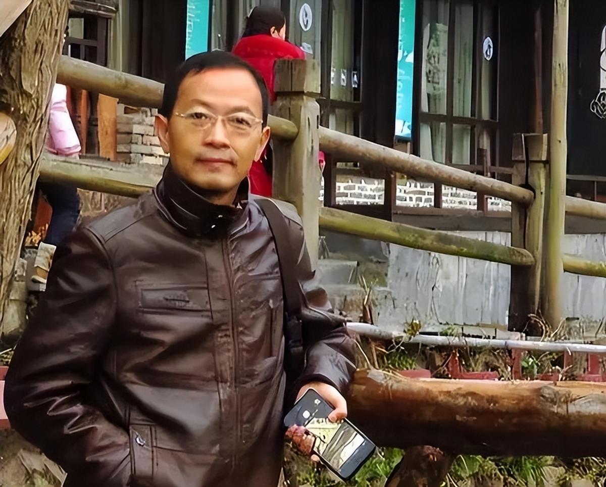 “如果有一天我执掌中国，我一分钱就把她卖给美国！”2013年，北大教授焦国标发表