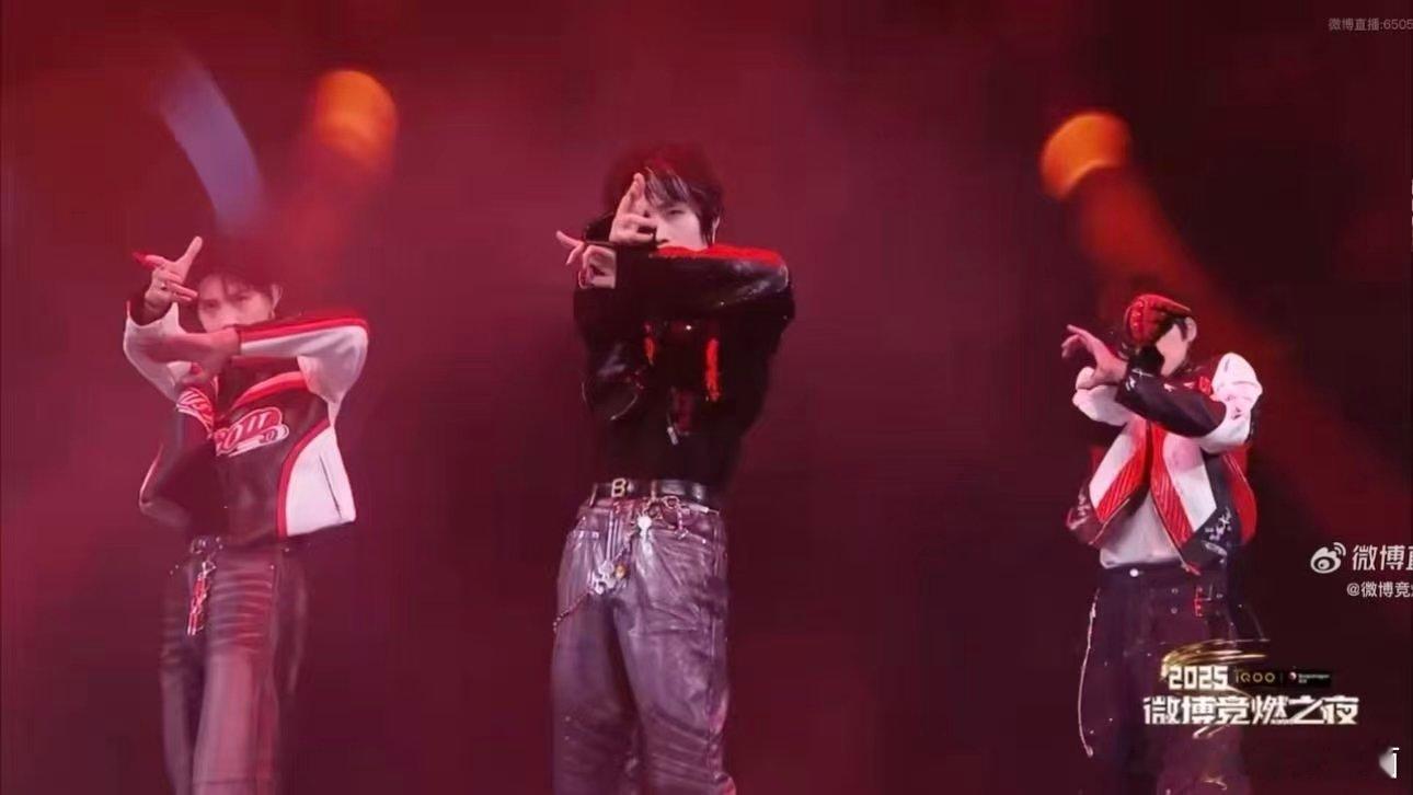 终于又看到了AG司马光的舞台！从电竞到舞台，从操作到手舞，司马光不被定义双面发光