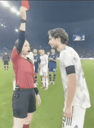 女裁判瞬间笑了，笑得非常甜蜜。我们就想问，男足比赛，有女裁判吗？[捂脸]