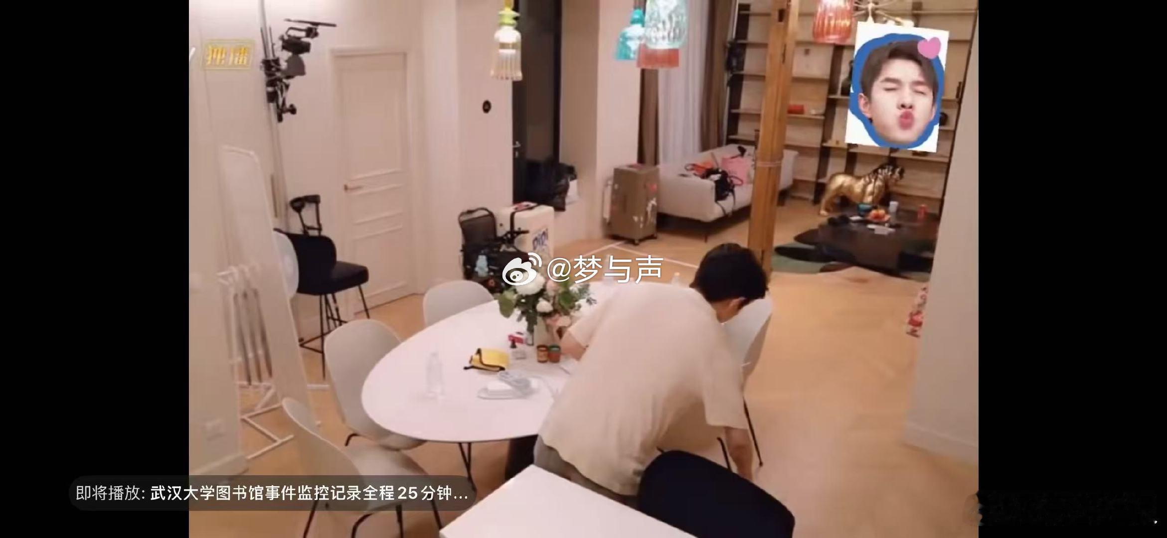 李佳琦扫地扫到音响开关了 干活还能这么带感，李佳琦真有你的！这BGM，我能循环一