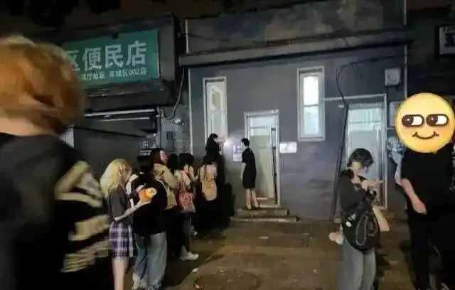 北京，五月天要在鸟巢举办演唱会，万万没想到，一个胡同里的公厕却成了不少歌迷的打卡