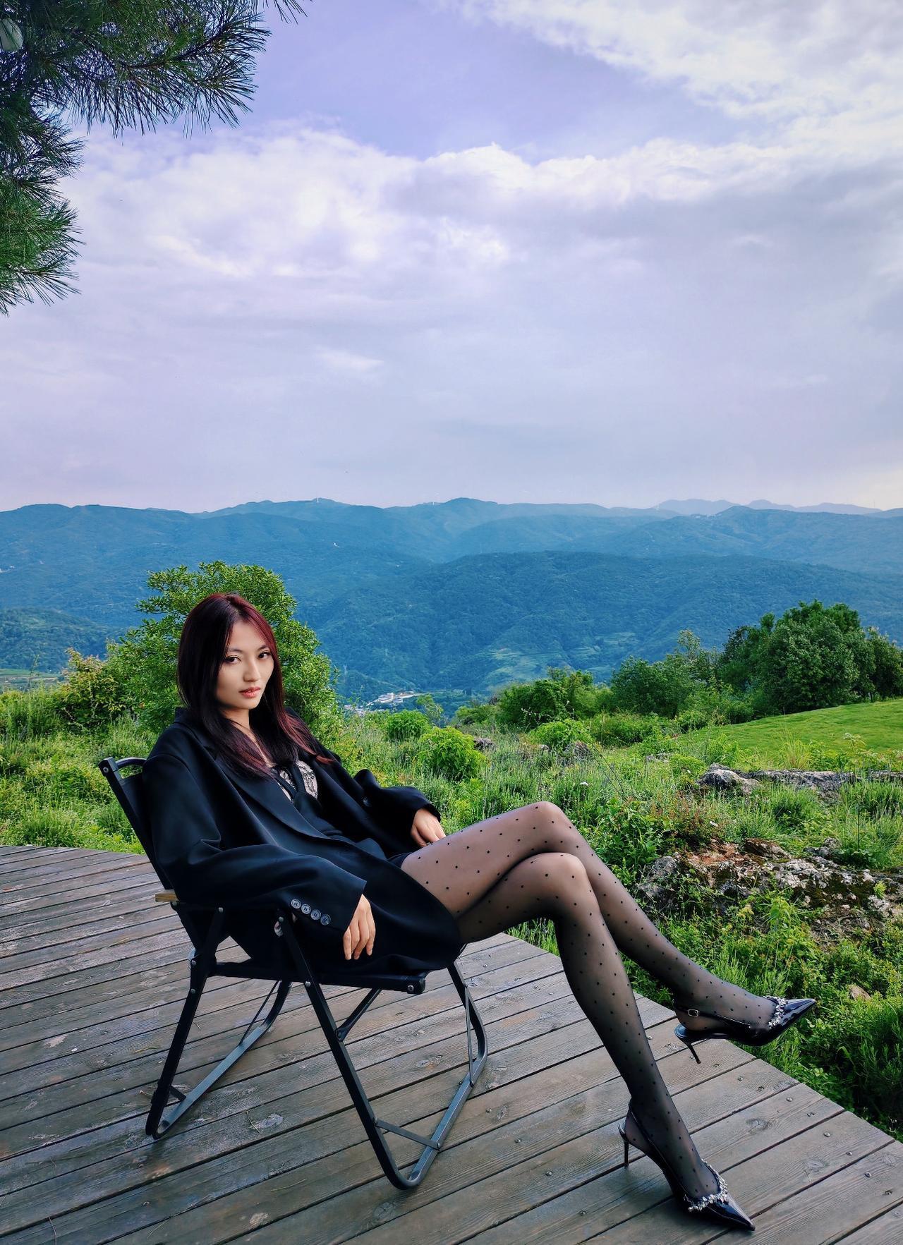 山风裹着草木香漫过木质露台，波点丝袜贴着腿弯轻晃，鞋跟敲在木板上的轻响，混进远处