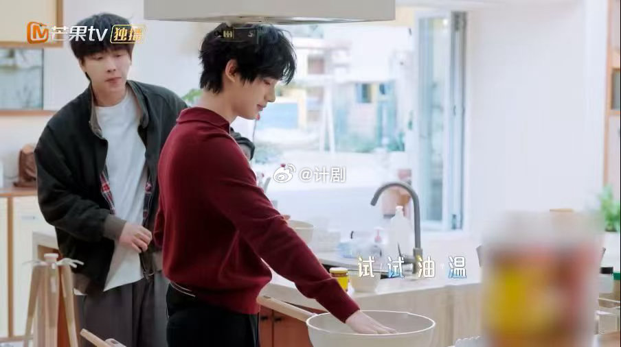 丁程鑫做饭人夫感细看《我们的宿舍・归心季》先导片，小丁独自撑起宿舍厨房，翻炒炖煮