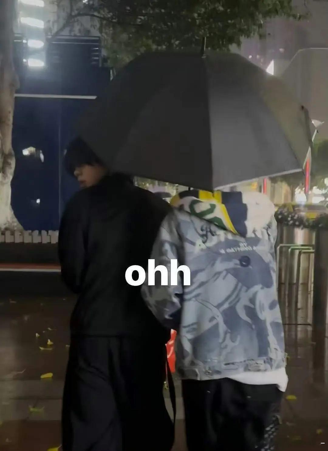左奇函陈奕恒雨中漫步 