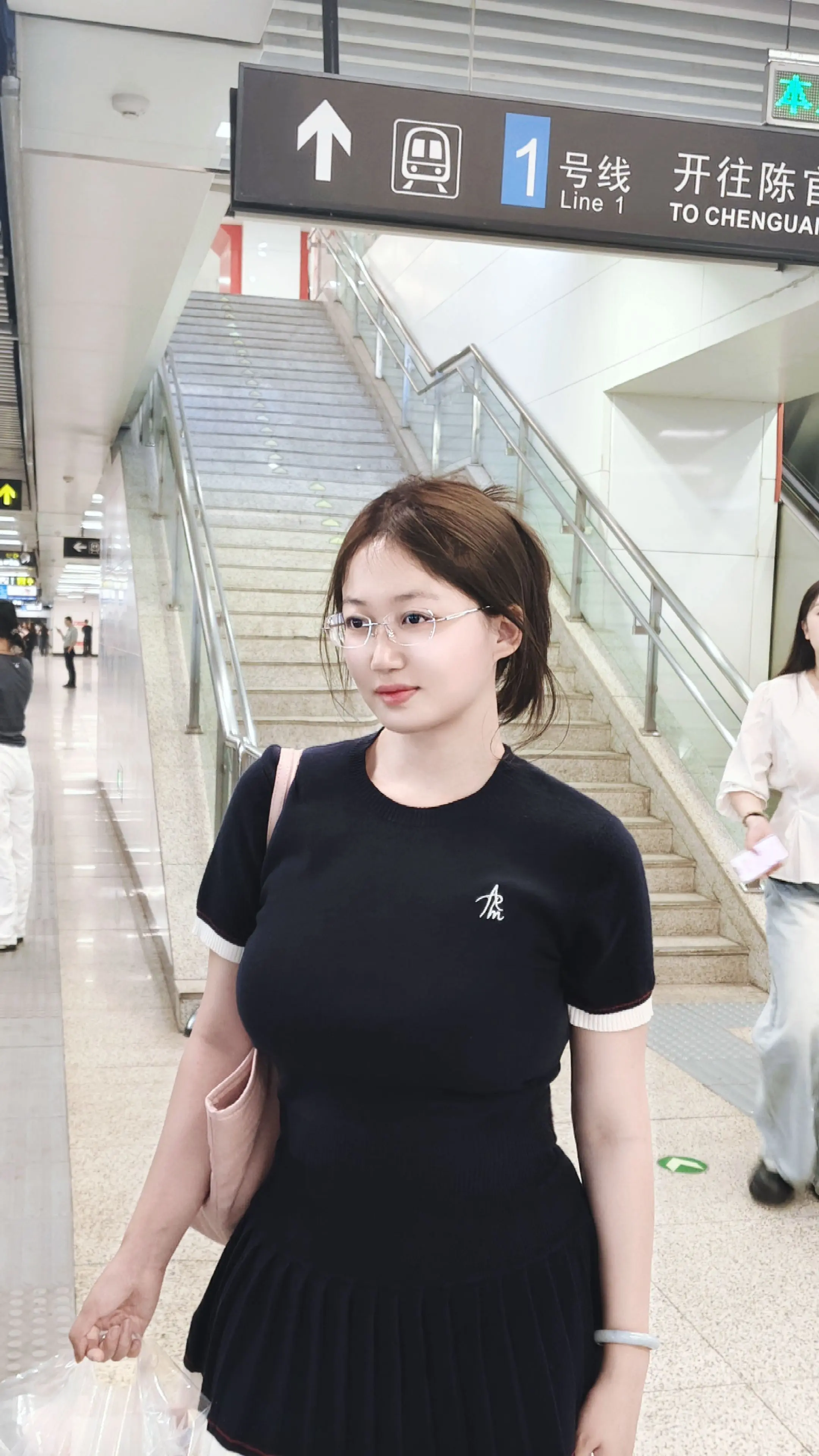 我只是没有办法眼睛不看着她