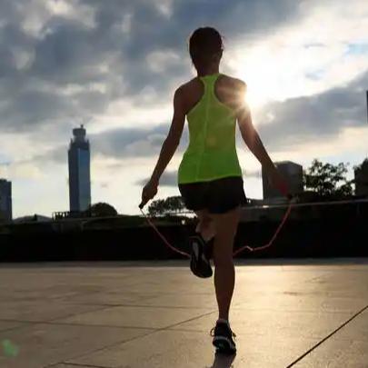 美国运动理事会（ACE）发布的减重运动排行榜，跳绳以每小时燃烧热量在667至99