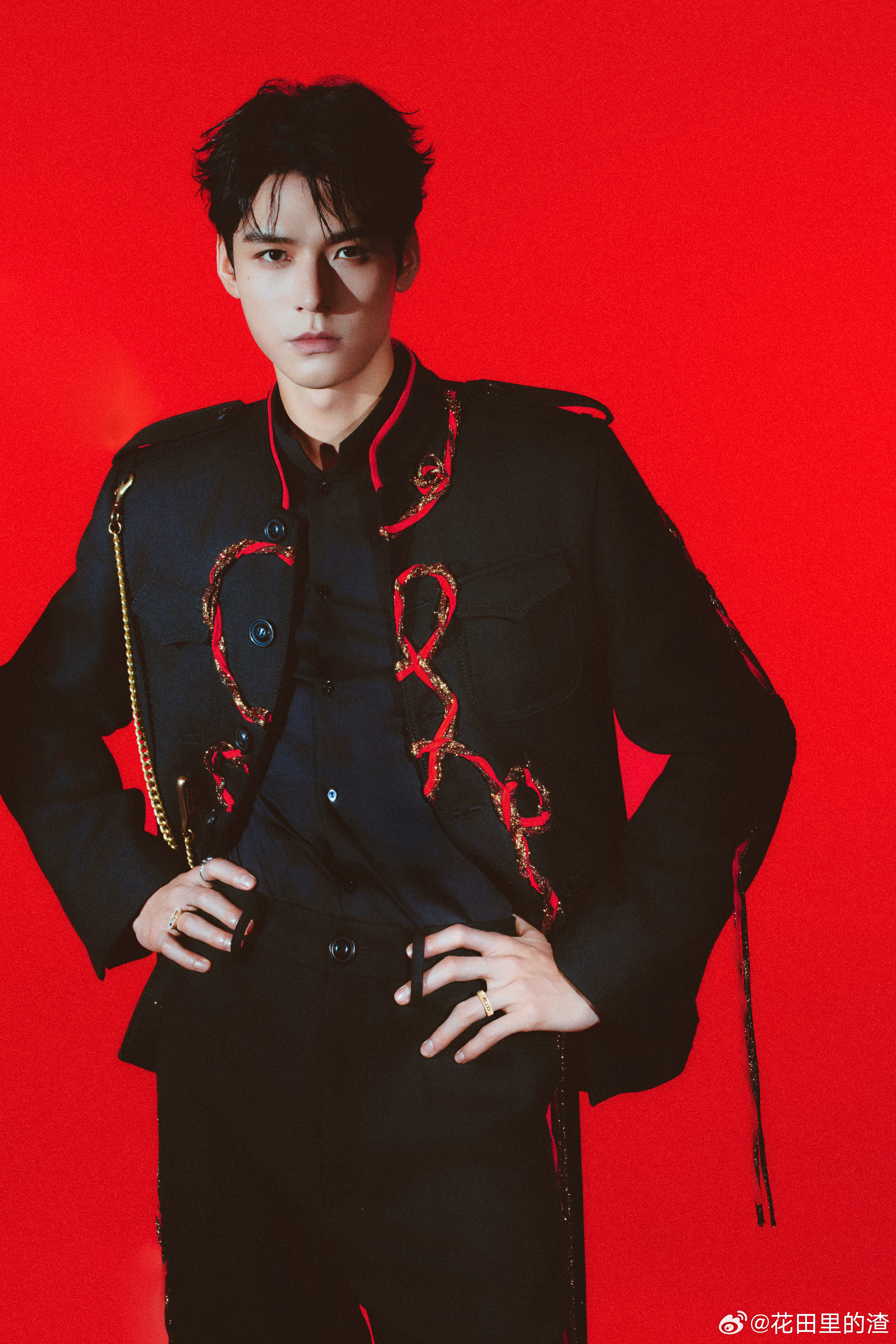 龚俊新剧胡子造型 哇哦，龚俊在新剧里的胡子造型太帅了！那小胡子让他瞬间从清新少年