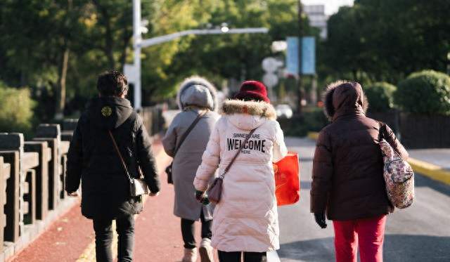 天气变冷，常戴帽子好吗？医生：过了70岁，戴帽子千万注意这几点