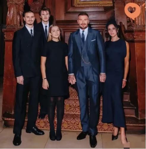 早看贝克汉姆一家不对劲了
 
果然爵士册封到手，
 
所以说外国不是没有人情世故