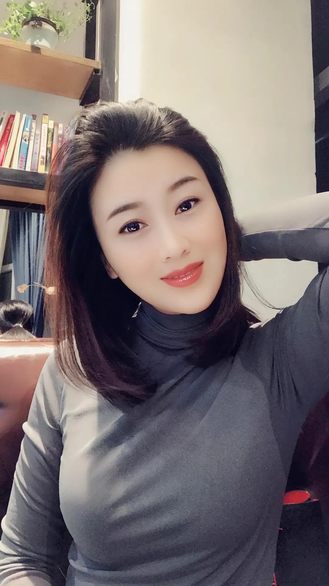 也许你的本意并不想背叛，但总有一些高手教你背叛。
或深夜，抑或是清晨，你的手机是