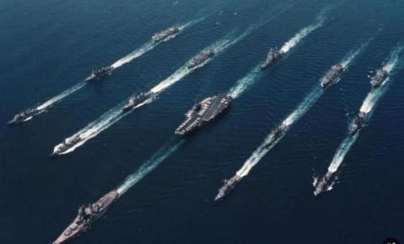 055大驱能单挑航母战斗群吗？答案很现实：如果055大驱和航母战斗群正面交锋，胜